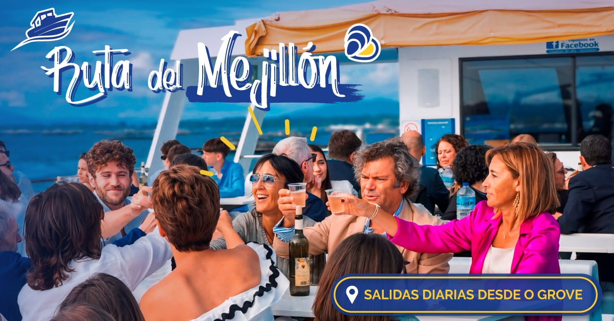 Un grupo de amigos disfrutando de una botella de vino gallego en una de las cubiertas del catamarán navegando cerca de las bateas.