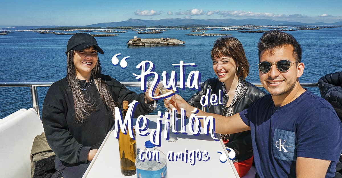 Grupo de amigos disfrutando de la Ruta de los Mejillones en la cubierta del catamarán. Al fondo las bateas en la Ría de Arousa.