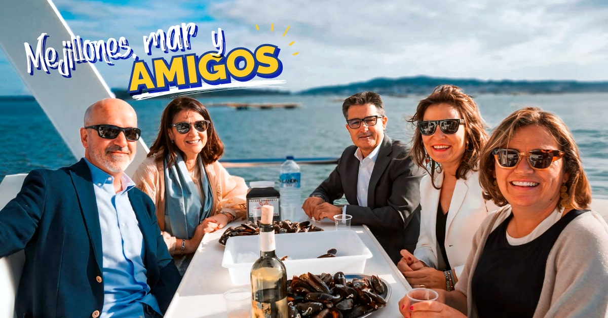 Amigos degustando mejillones y vino gallego a bordo del mejor barco de mejillones en Galicia.