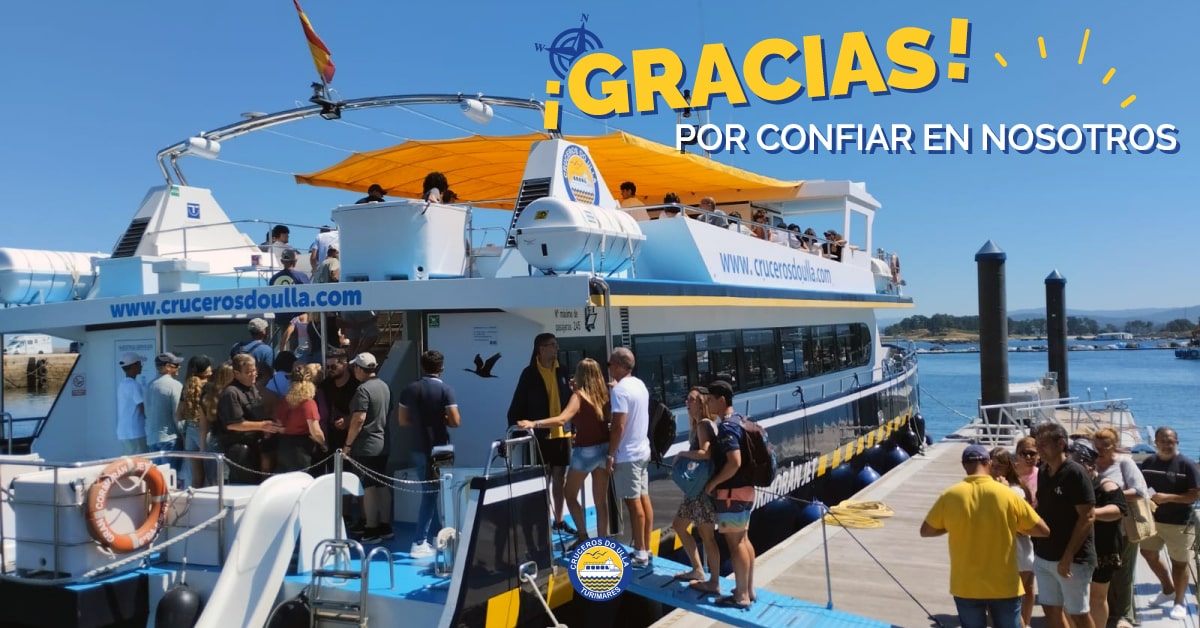 Embarque de pasajeros en el puerto de O Grove para la ruta de los mejillones en catamarán