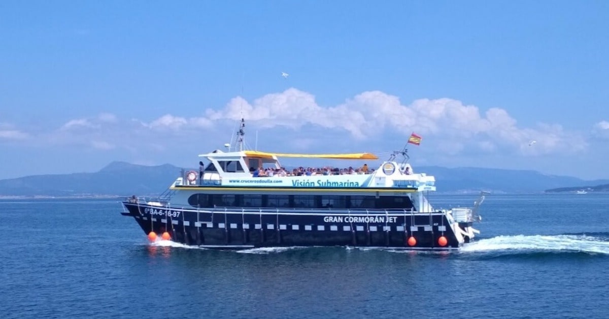 El barco de los mejillones parte del puerto de O Grove para disfrutar de un paseo por la Ría de Arousa con pasajeros dispuestos a disfrutar de esta divertida experiencia.