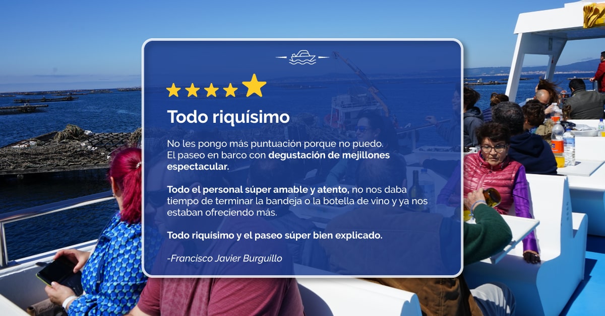 Pasajeros leyendo opiniones destacadas sobre la ruta del mejillón a bordo del catamarán en O Grove