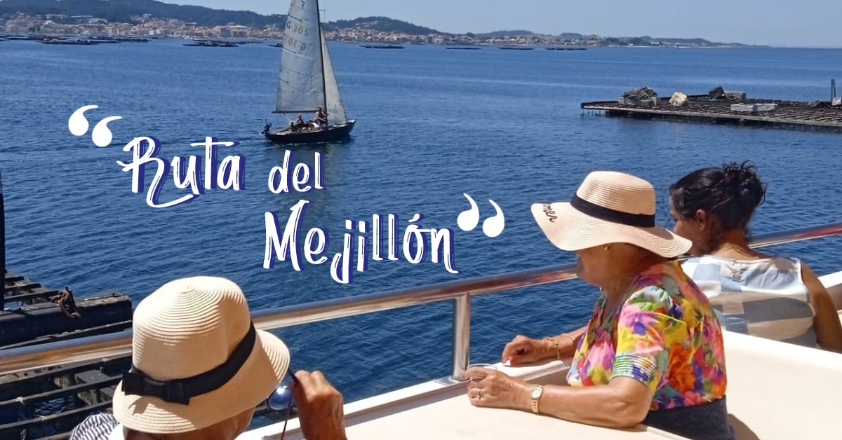 Pasajeros disfrutando de las vistas de las bateas desde la cubierta del mejor barco de mejillones en O Grove
