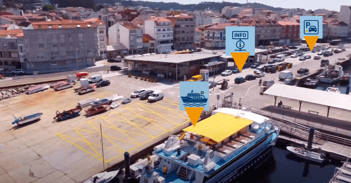 Vista aérea del embarcadero de O Grove con señalización de taquilla, información y aparcamiento para la Ruta del Mejillón